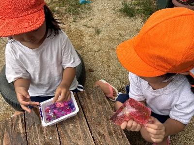 ５月の様子：梅雨ならではの遊びを楽しんでいます。