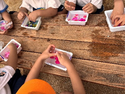 ５月の様子：梅雨ならではの遊びを楽しんでいます。