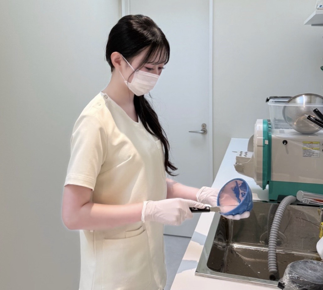 器具の準備をするスタッフ
