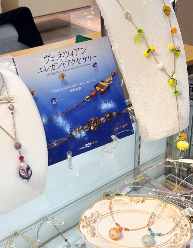 ヴェネツィアンガラスのアクセサリー展示