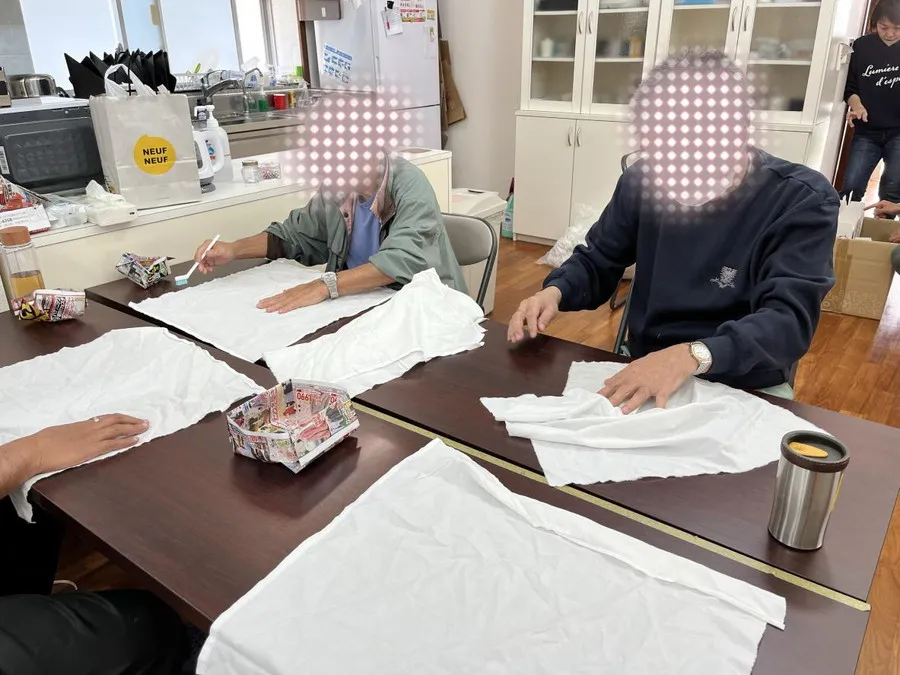 就労支援施設での裁断・加工作業の様子