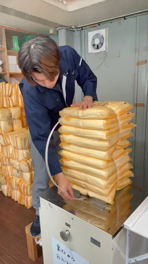 加工済み商品を結束機で梱包する様子