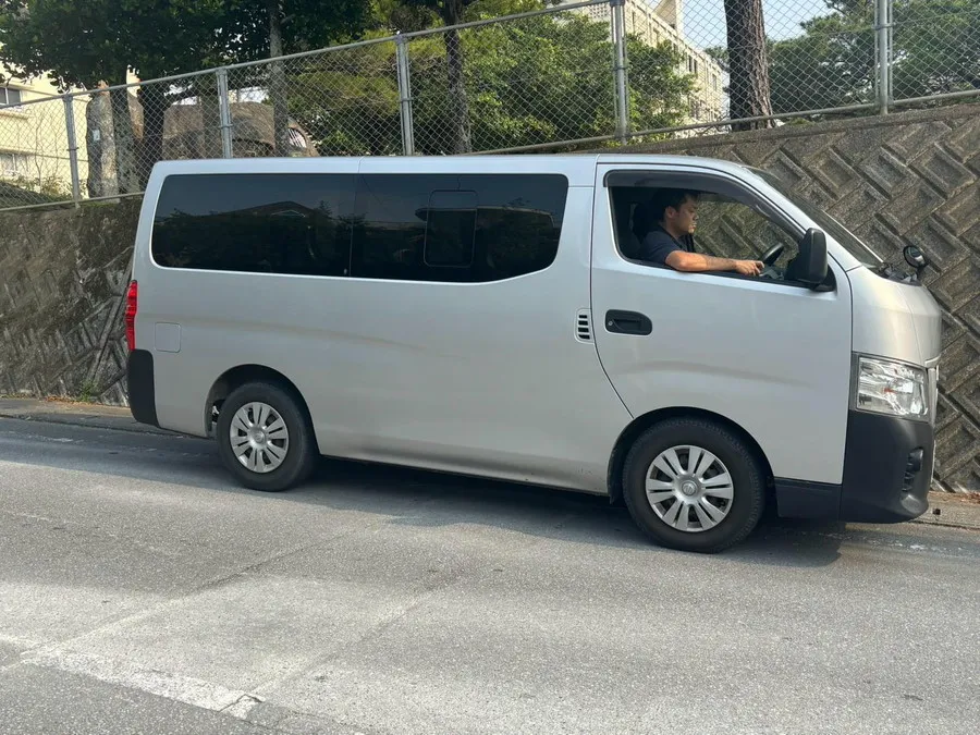 沖縄県内へ配達する自社配送車