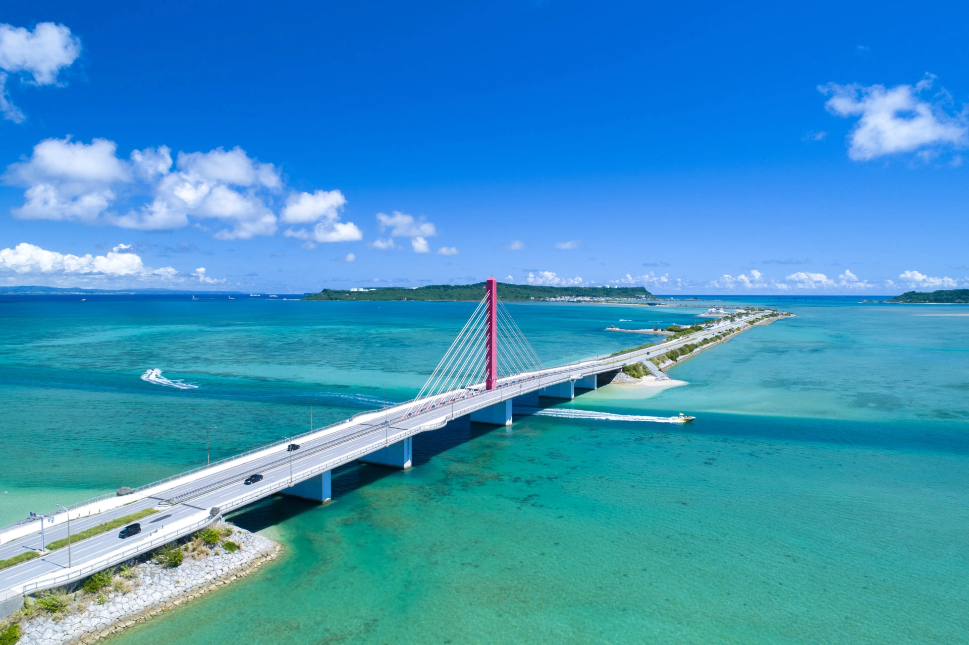 沖縄県うるま市にある海中道路