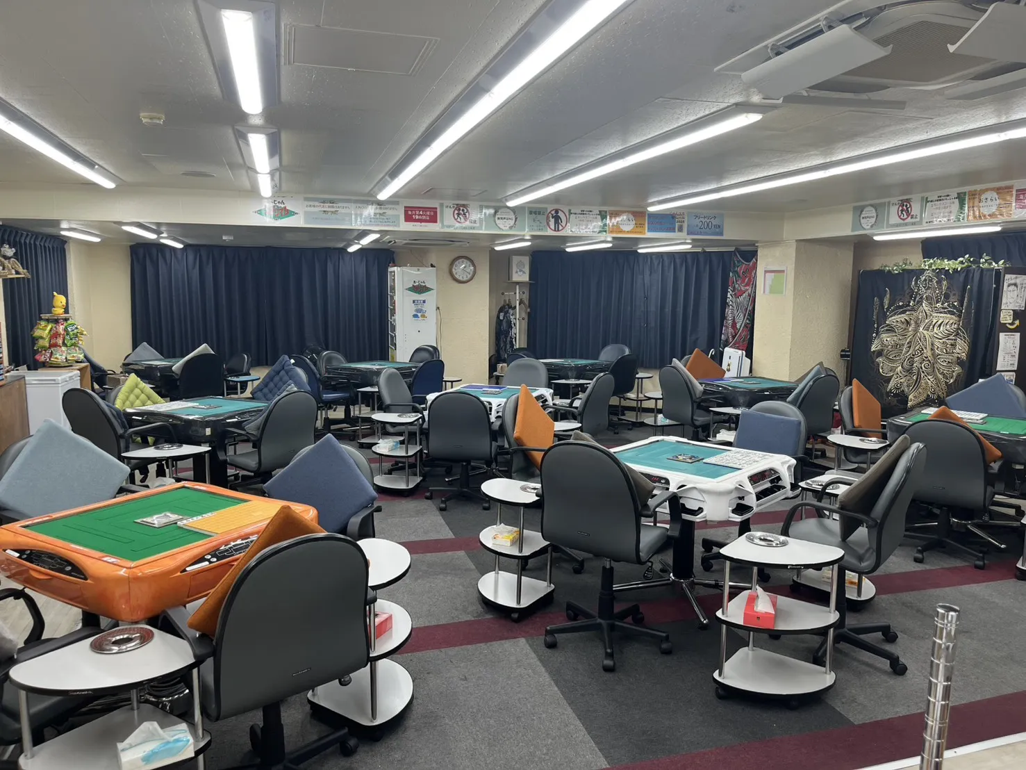 明るく清潔な店内環境