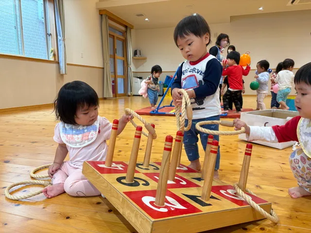 保育士や友だちと遊ぶ