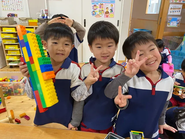 遊ぶ子供たちのイラスト