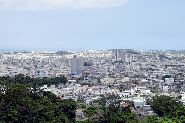 沖縄市の街並み