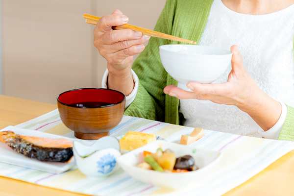 バランスのとれた食事をとる様子