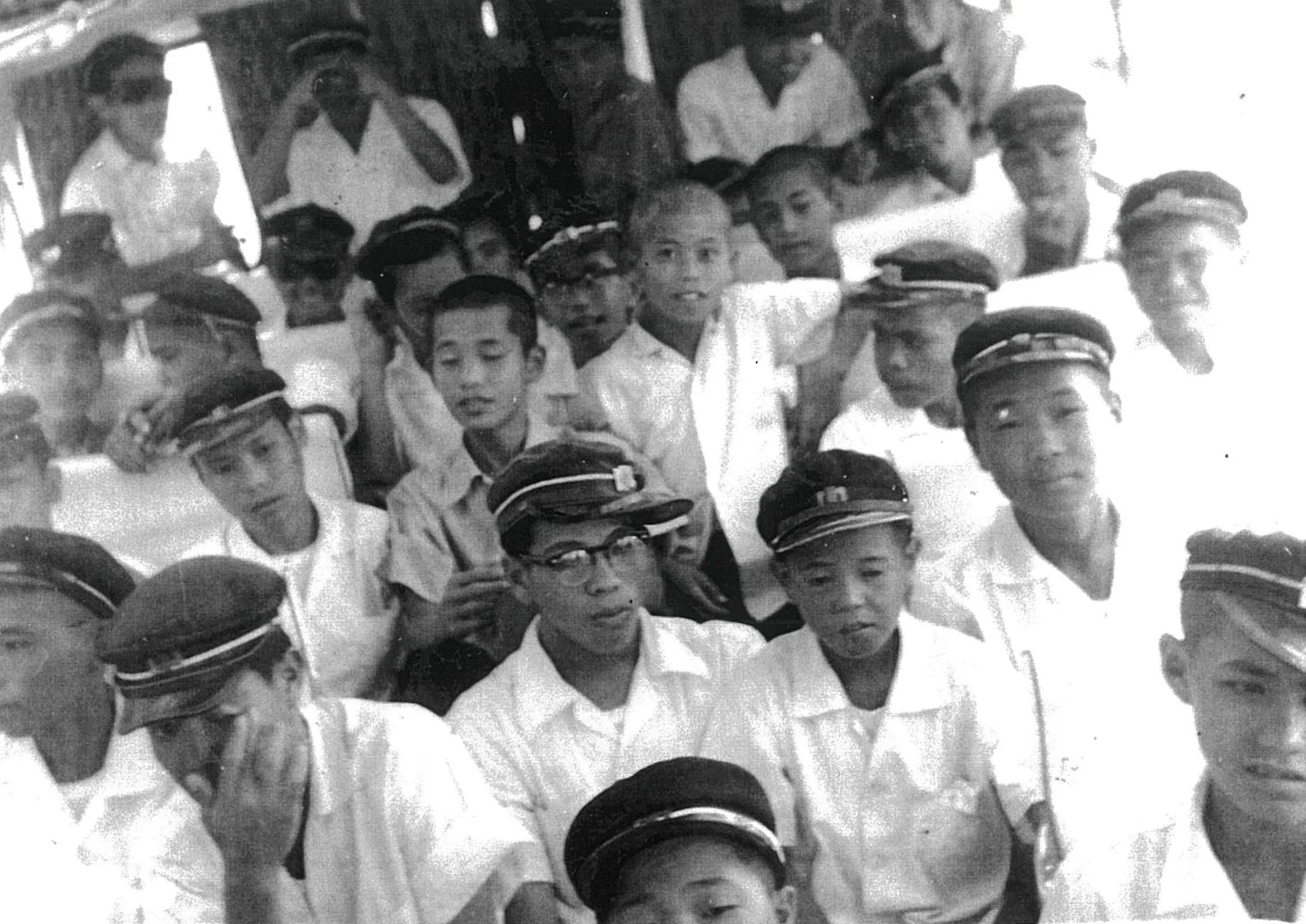 1961.11月_那覇市立上山中学校第9期生3年5組修学旅行(バスの中)_仲里文徳さん