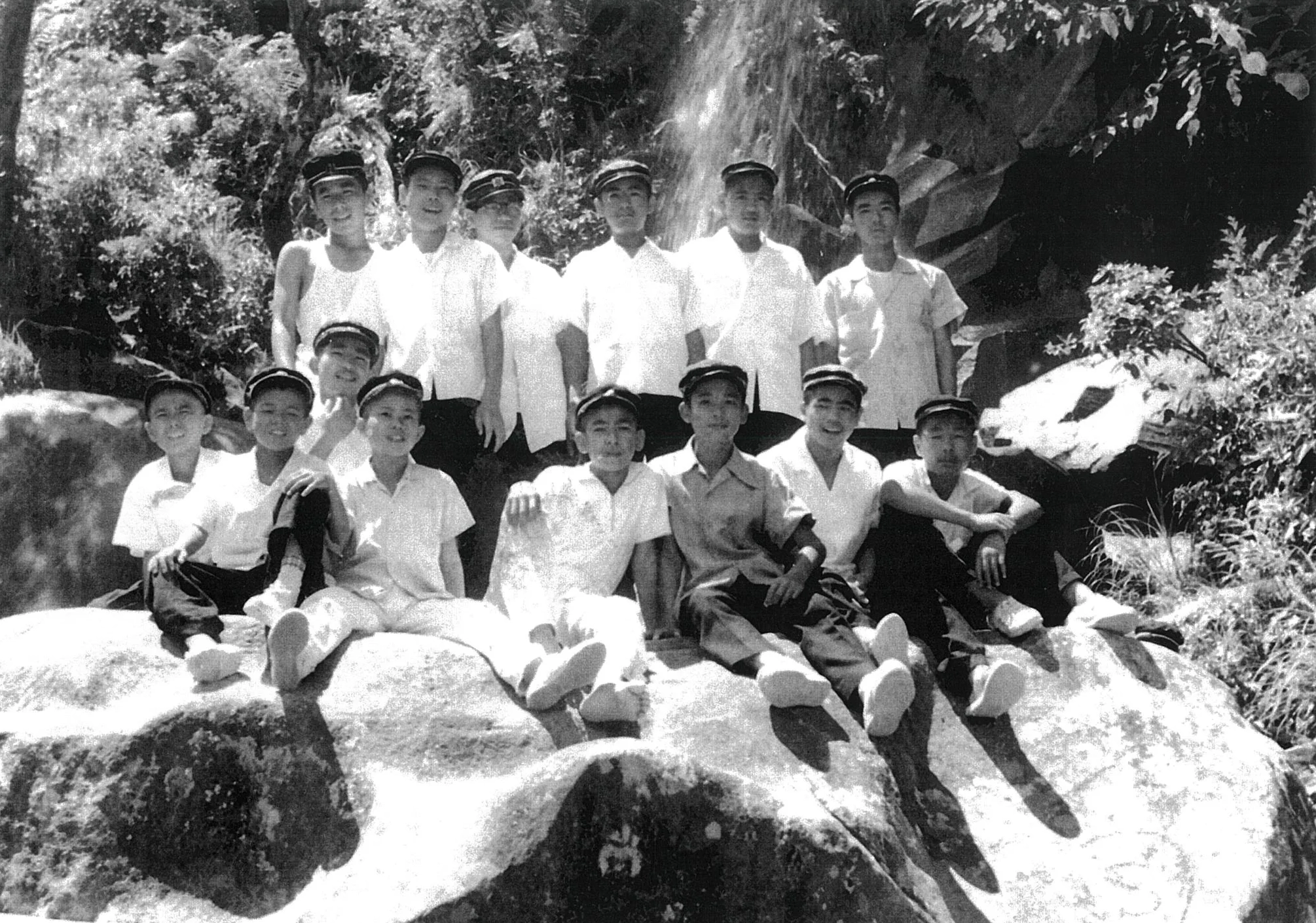 1961.11月_那覇市立上山中学校第9期生3年5組修学旅行(轟の滝で撮影)_仲里文徳さん
