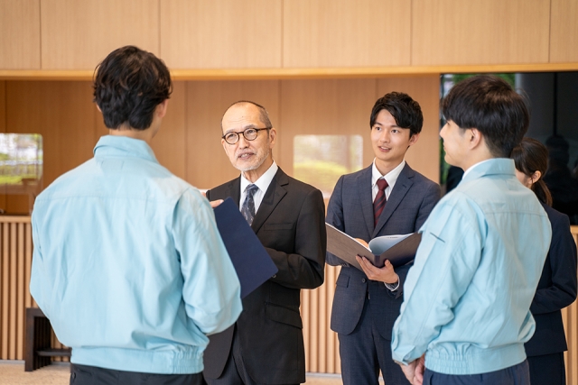 着工前の近隣説明の様子