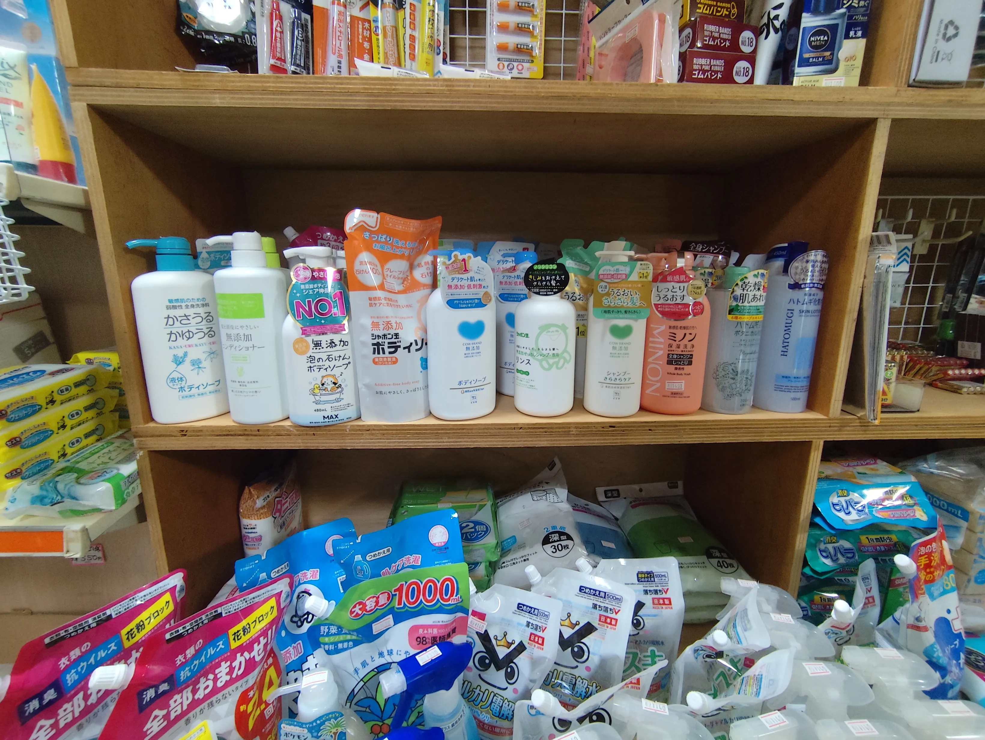 無添加石鹸などの日用品棚