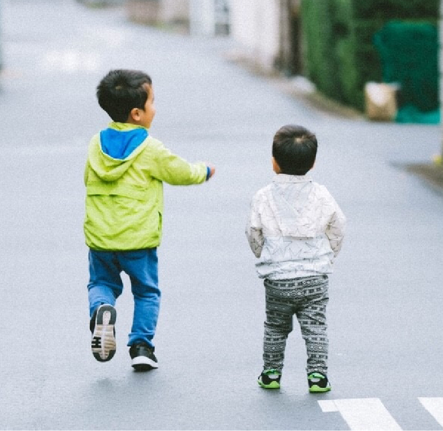 未来を見つめる子どもたちのイメージ