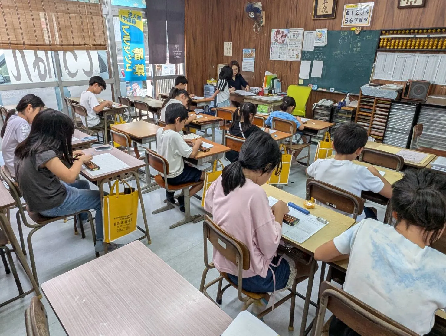 具志珠算教室の教室風景