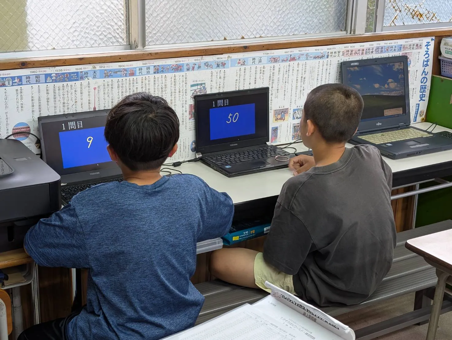 賞状を持つ生徒