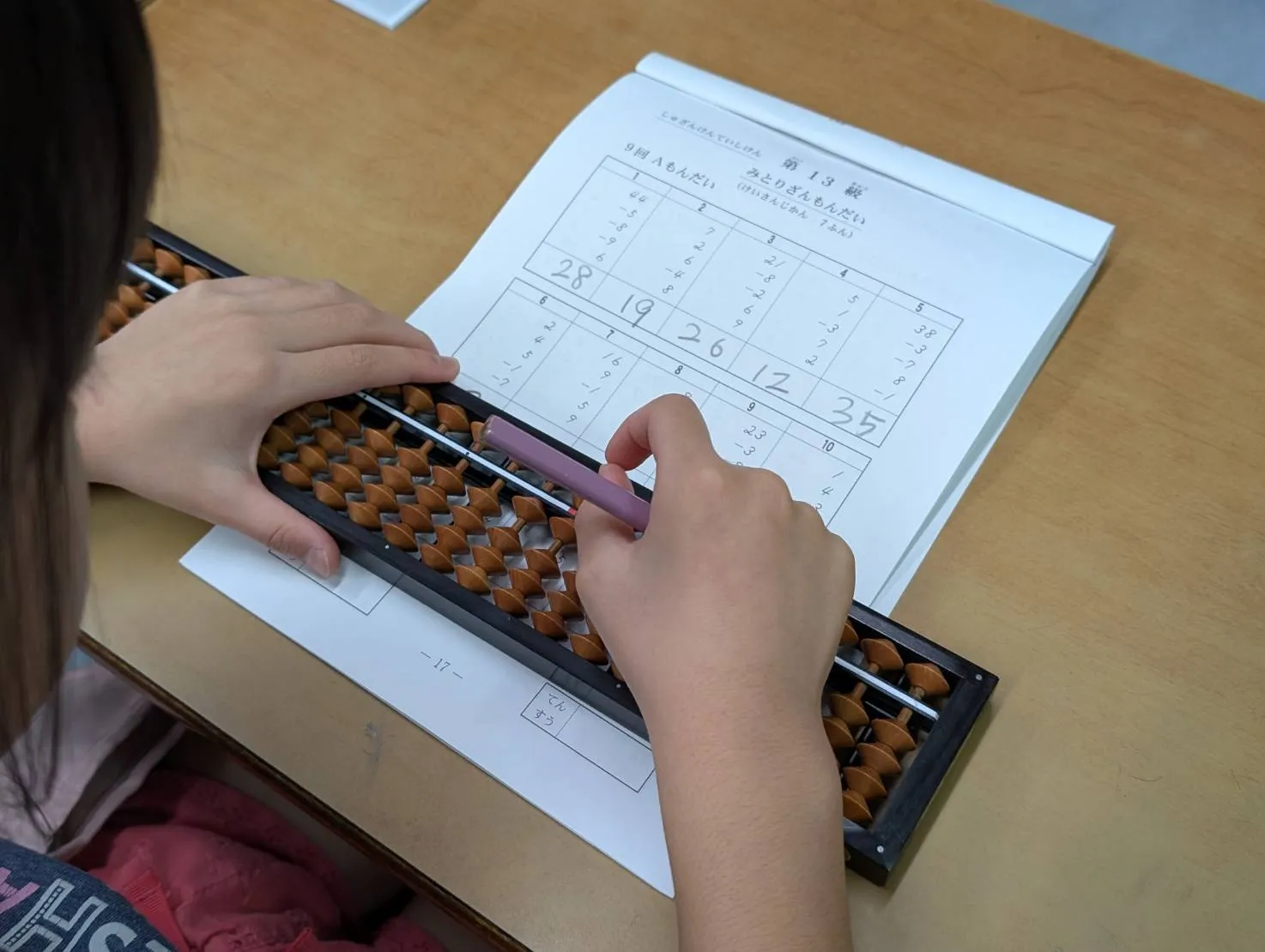 そろばんを学ぶ生徒