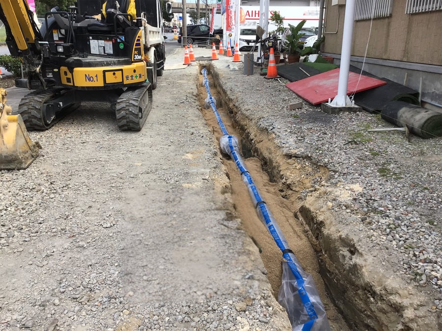 道路の下に水道管を布設する様子
