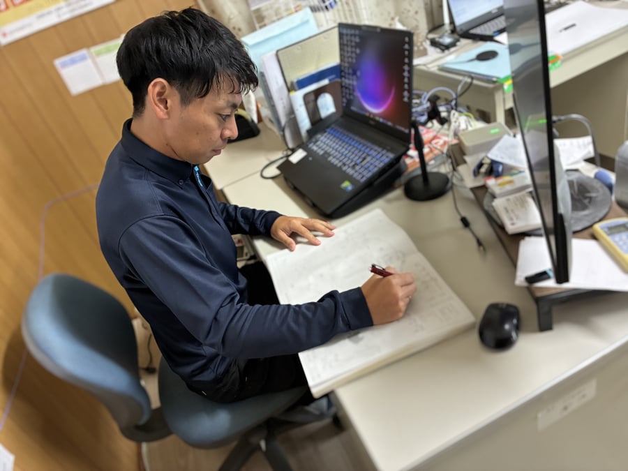 図面を確認する現場代理人