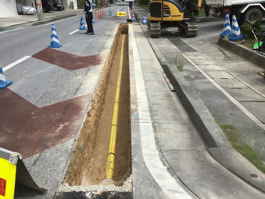 道路を掘削してガス管を通す様子