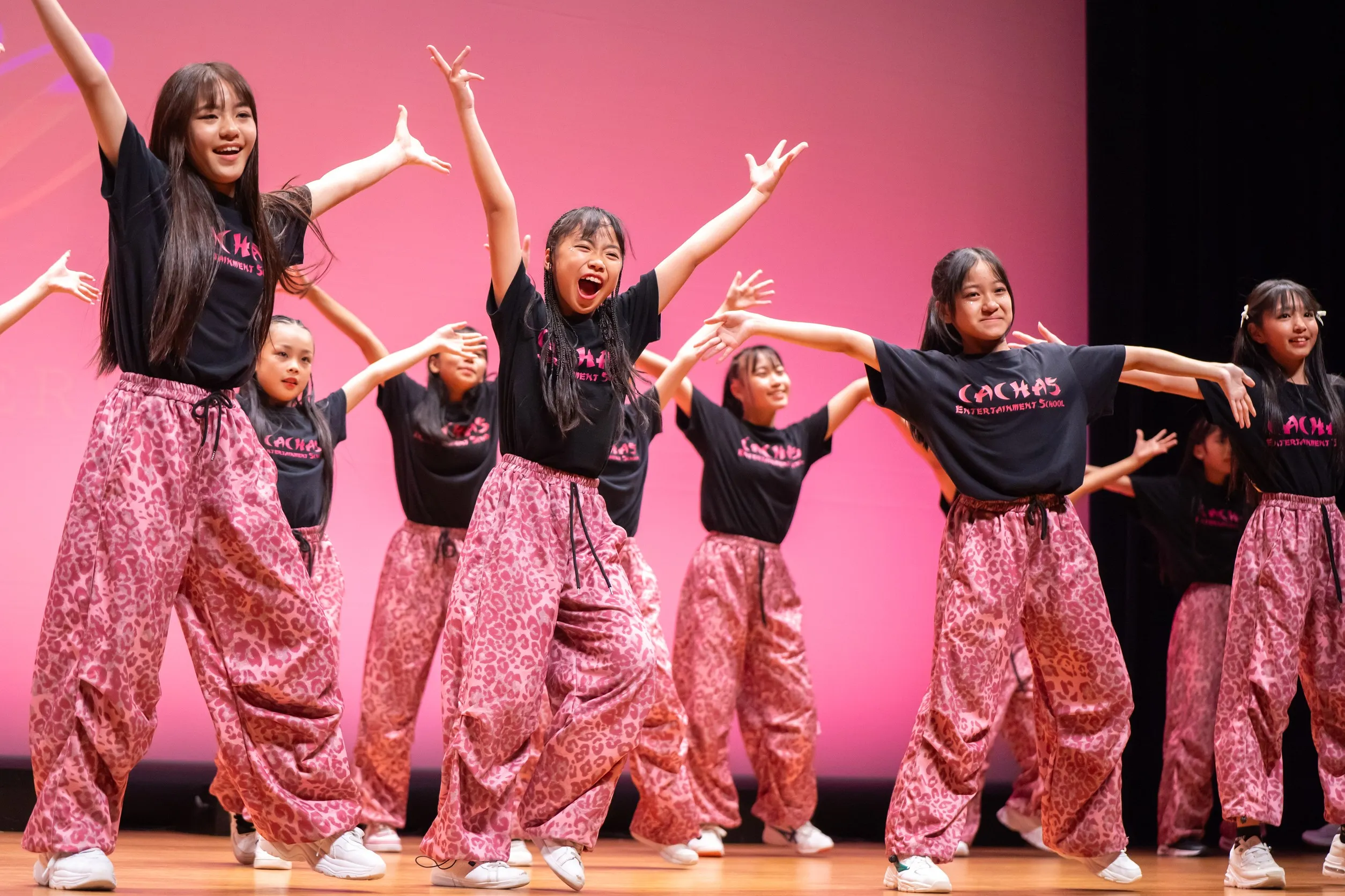 CACHAS Entertainment Schoolの集合写真