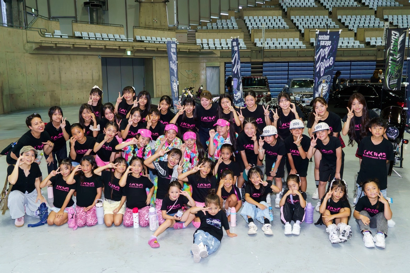 イベント会場でのCACHAS Entertainment Schoolの集合写真