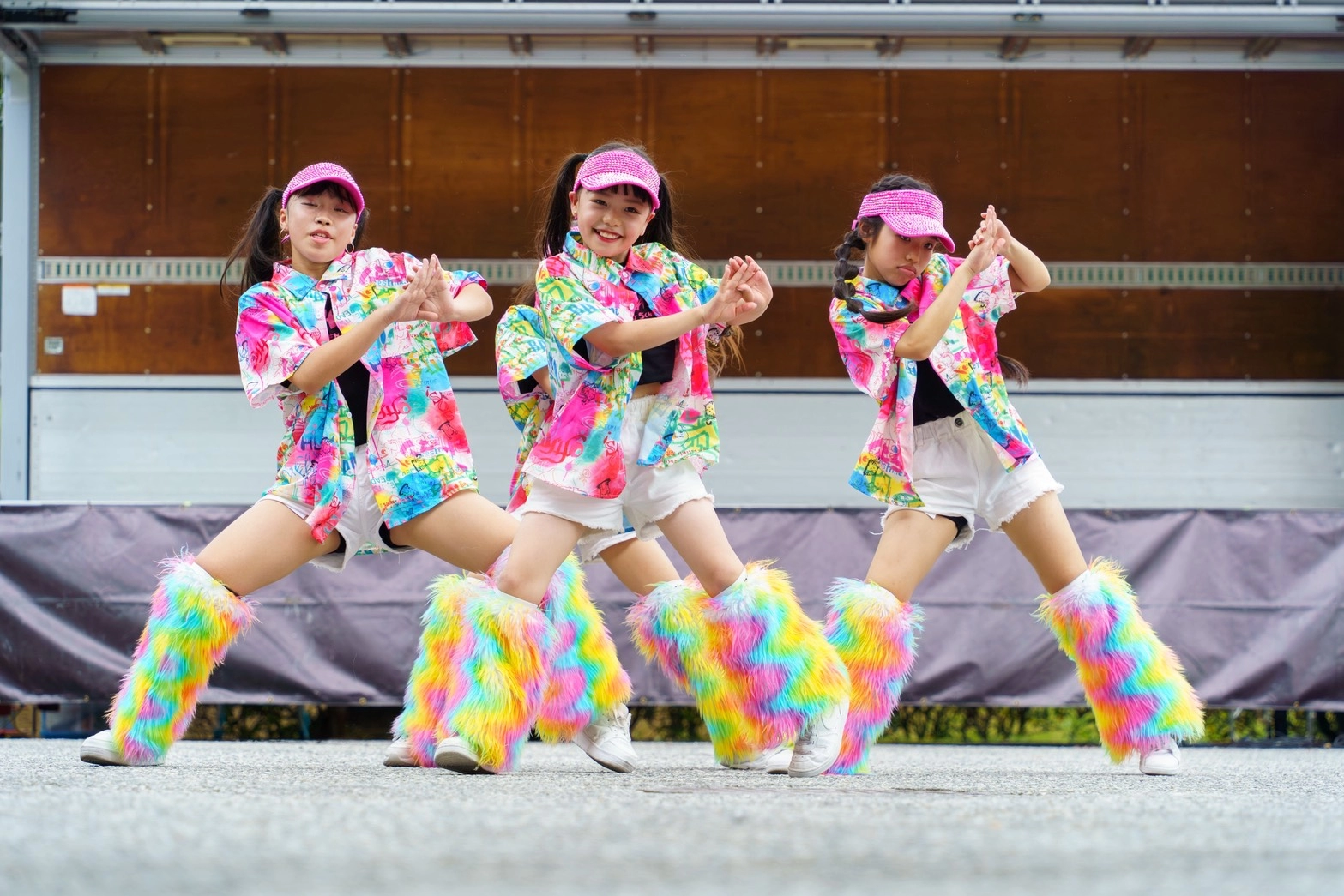 ステージで踊るCACHAS Entertainment Schoolの生徒