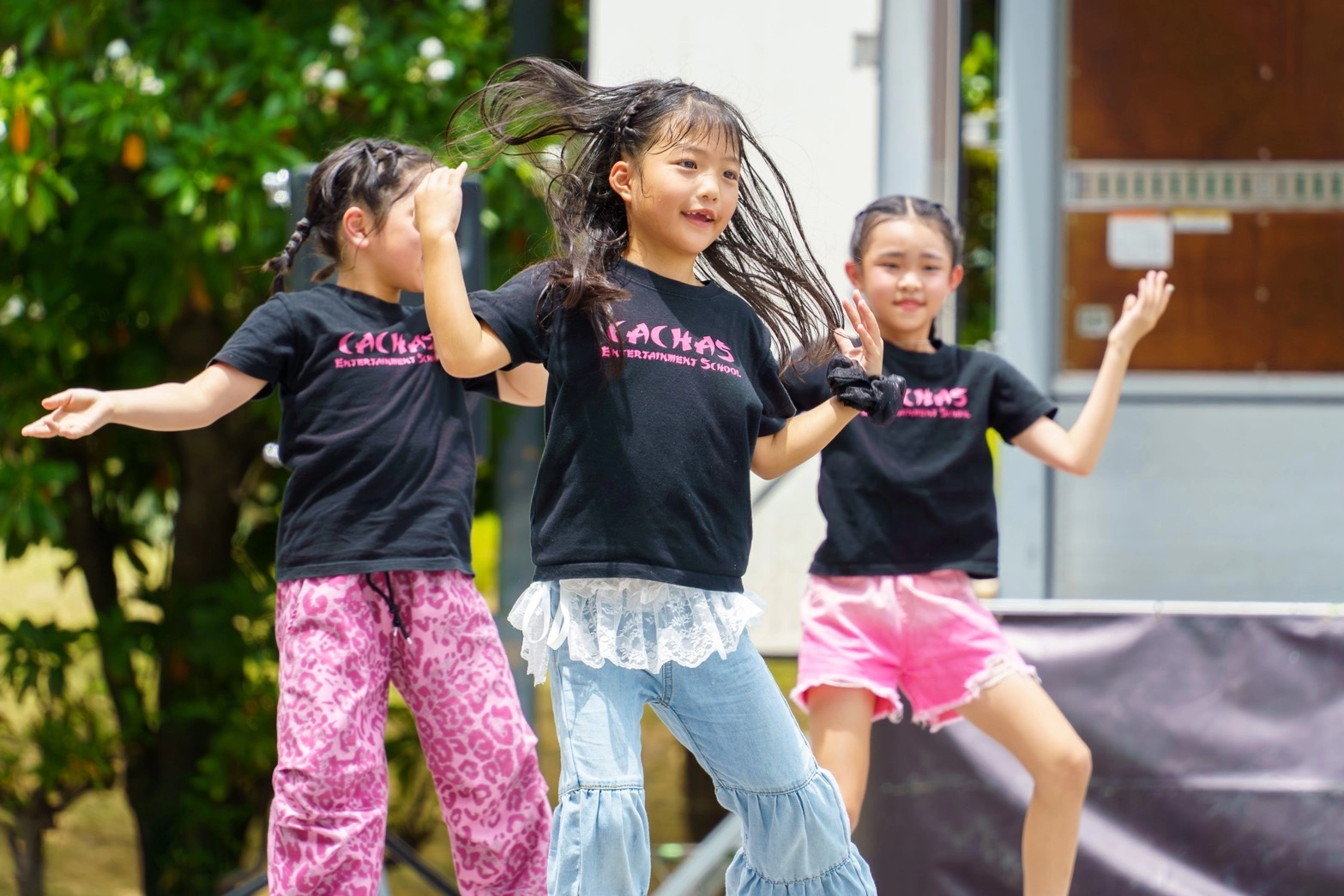 野外ステージで踊るCACHAS Entertainment Schoolの生徒