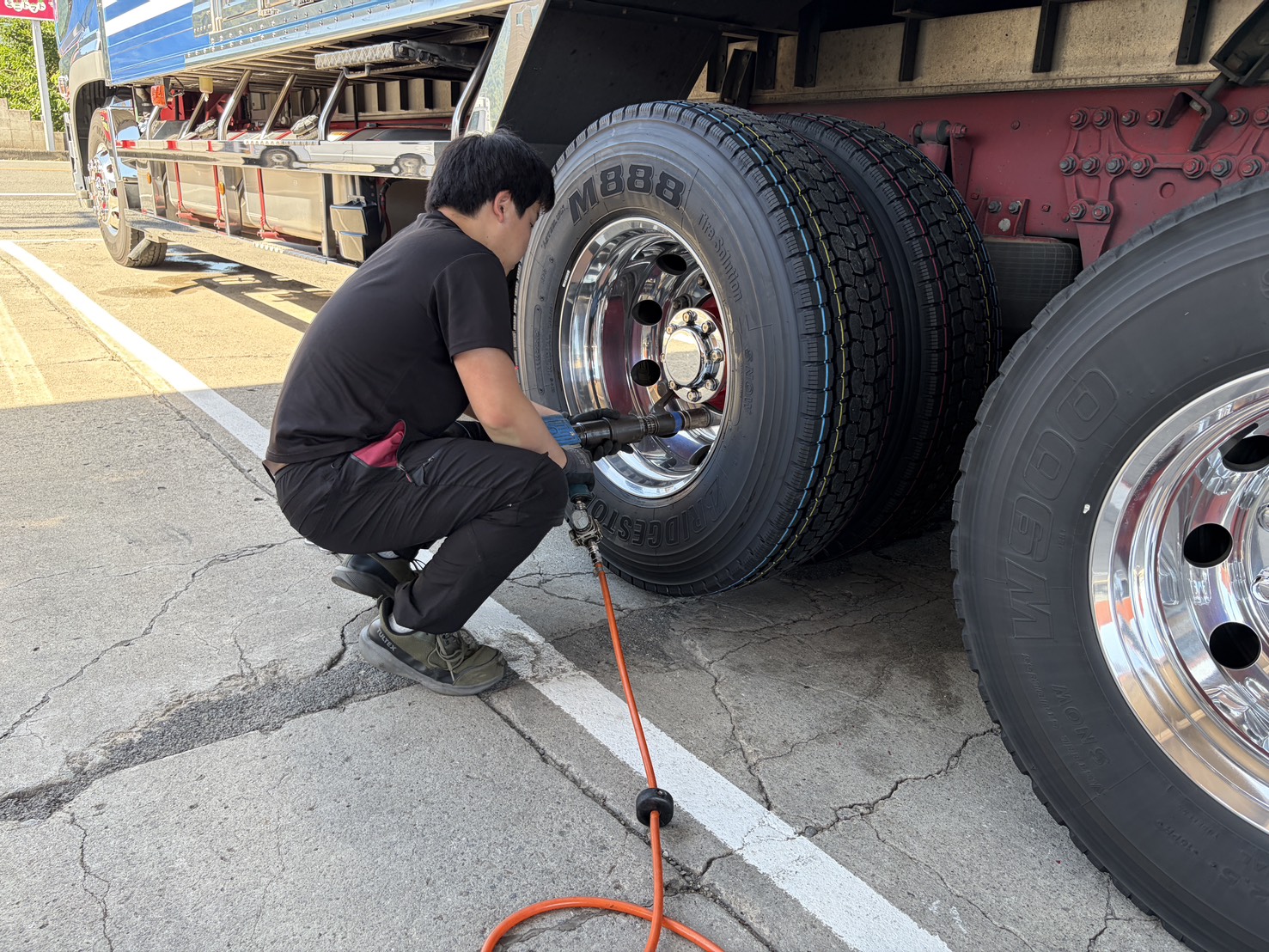 大型トラックのタイヤ脱着作業