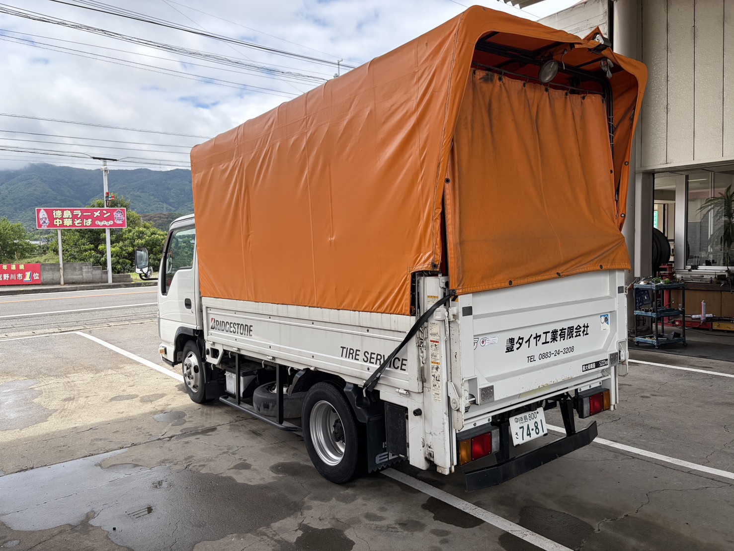 豊タイヤ工業の出張サービス車