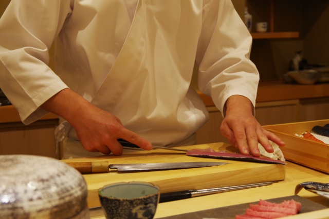 かりゆしキンメを調理する職人