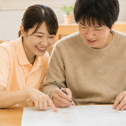 手を重ねるスタッフたち