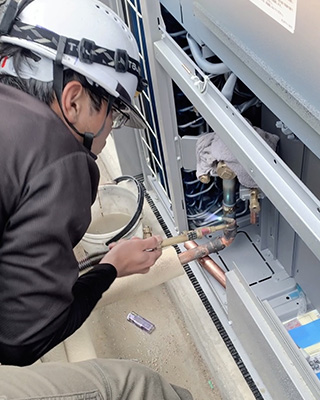 空電サービスの現場作業の様子1