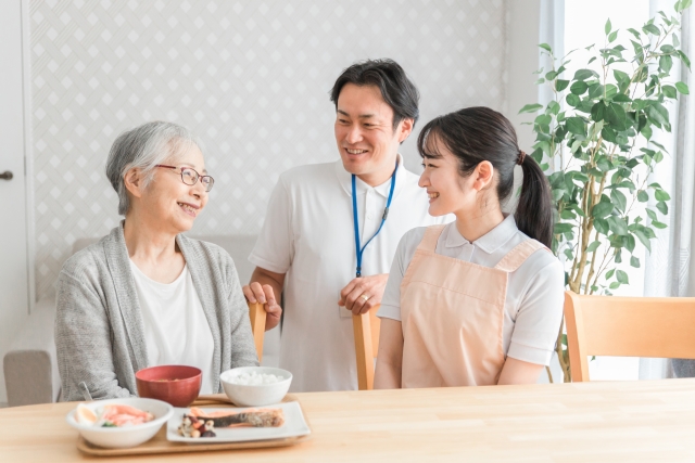 先輩とペアで学ぶ様子