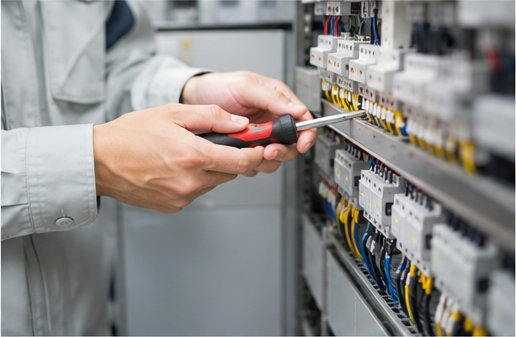 ブレーカー盤の点検作業