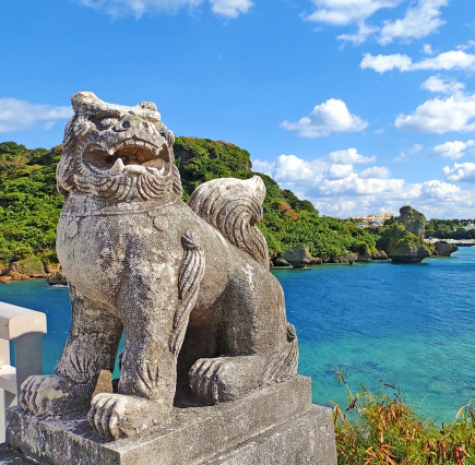 沖縄の海とシーサー