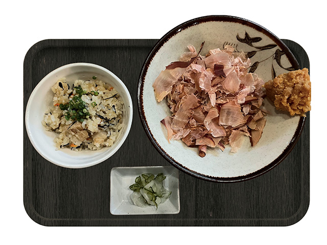 沖繩傳統柴魚味噌湯與沖繩什錦炊飯