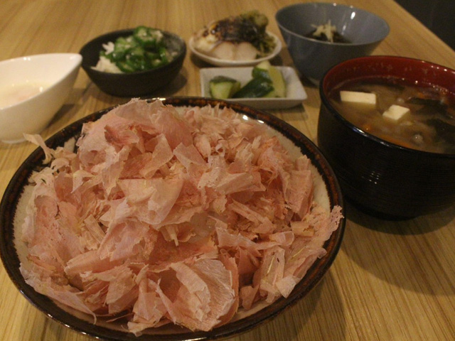 現削柴魚生雞蛋拌飯