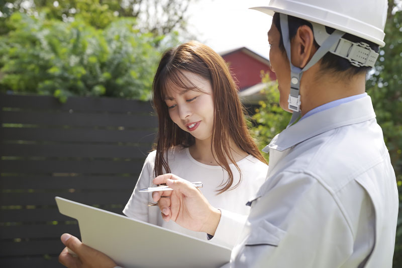 お住まいの現地調査をプロの目で細かく点検する風景