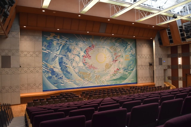 さわふじ未来ホール 505人席(緞帳)
