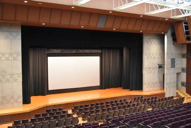 さわふじ未来ホール 505人席（スクリーン）