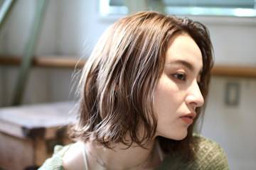 ショートヘアの女性