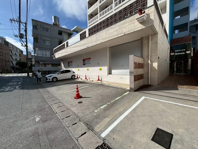 ガナハビル 建物脇の駐車スペース