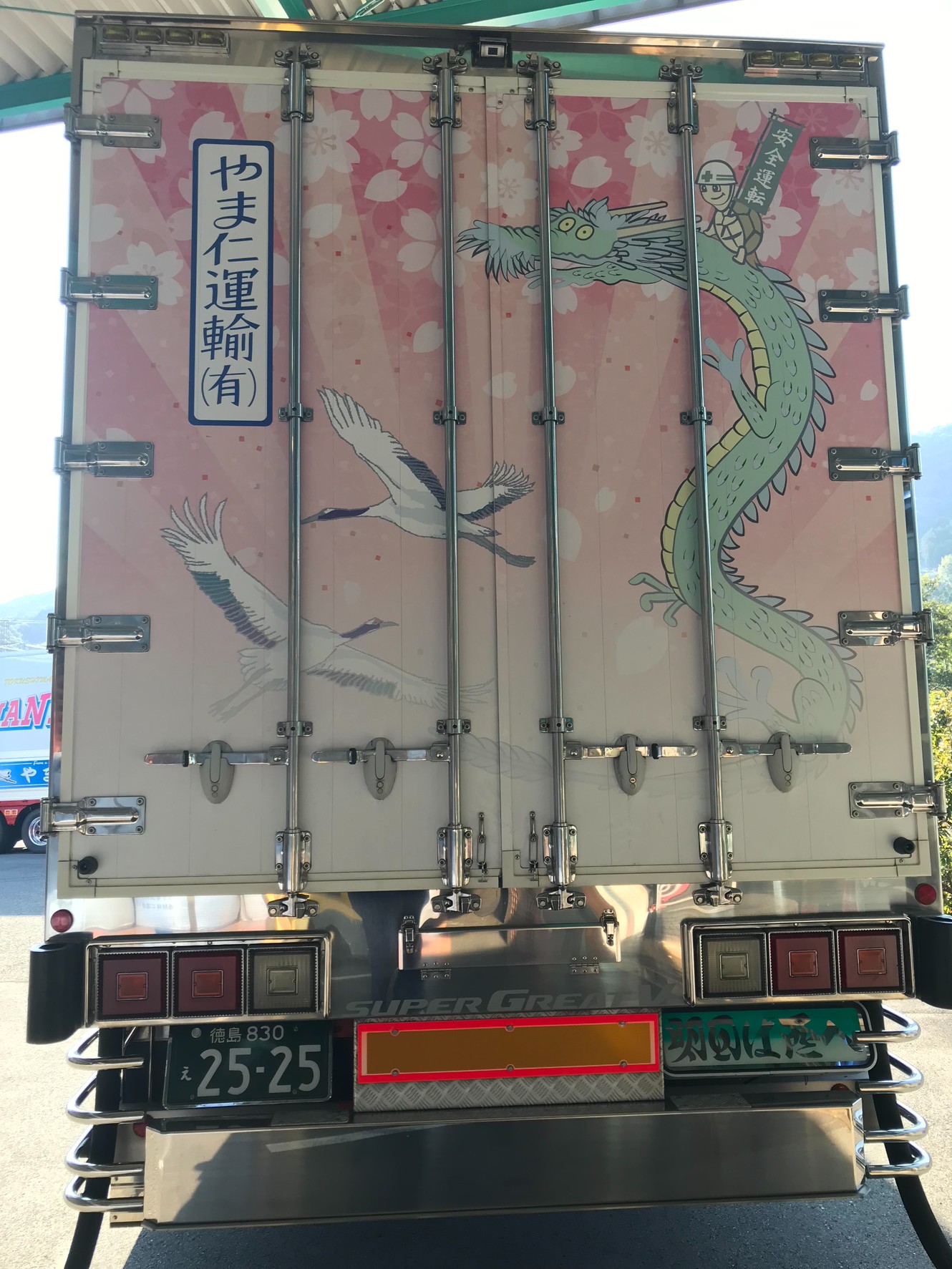 やま仁運輸のトラック 春デザイン（桜）