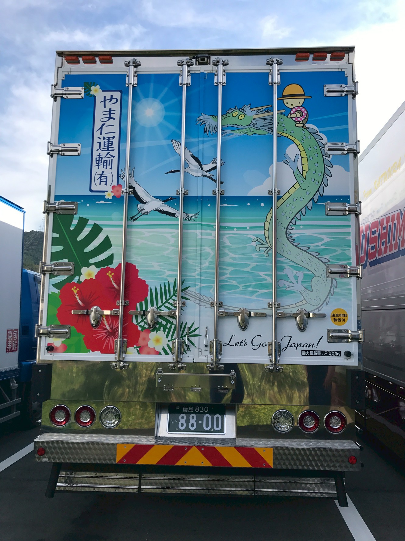やま仁運輸のトラック 夏デザイン（海・ハイビスカス）