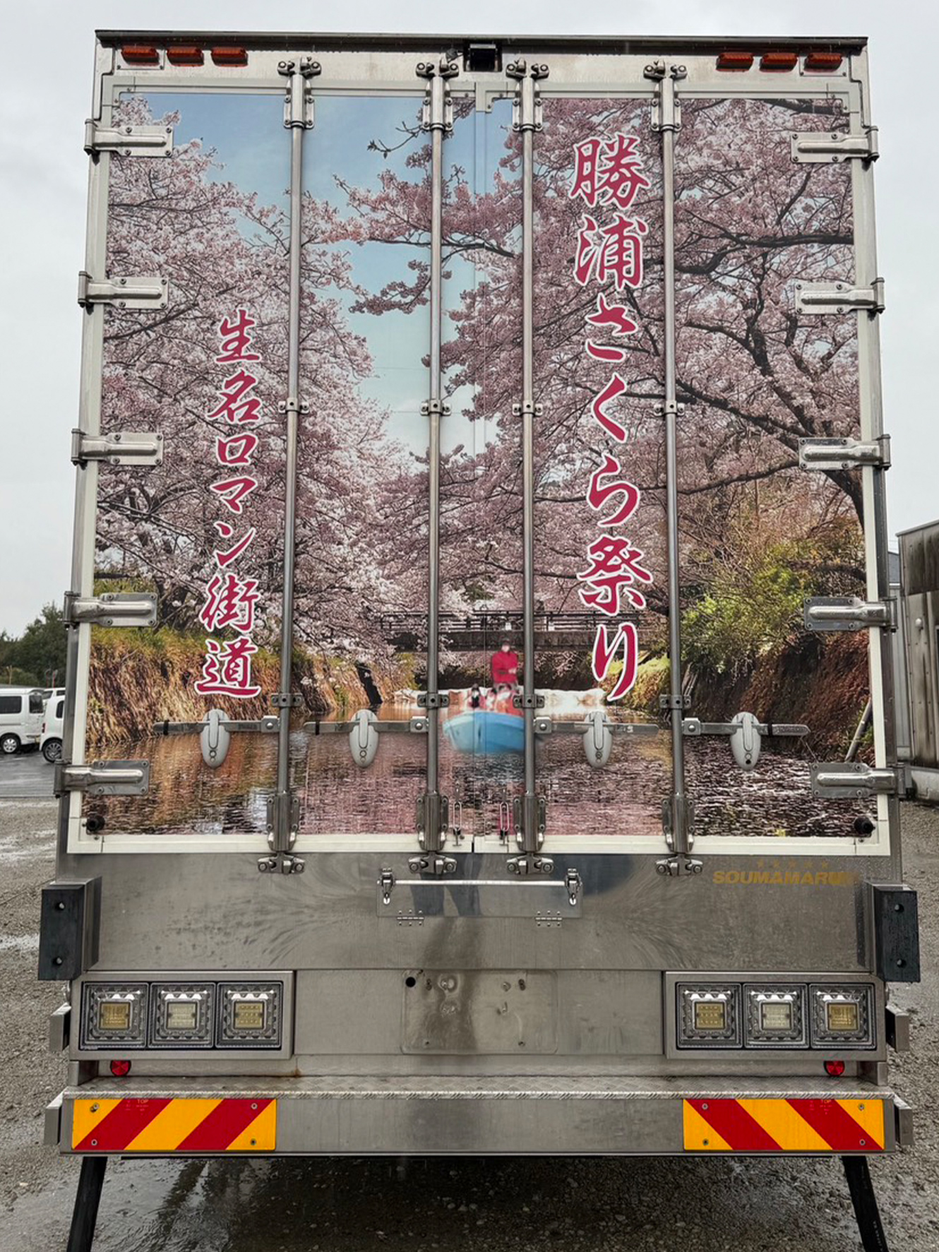 やま仁運輸のトラック 祭り仕様デザイン