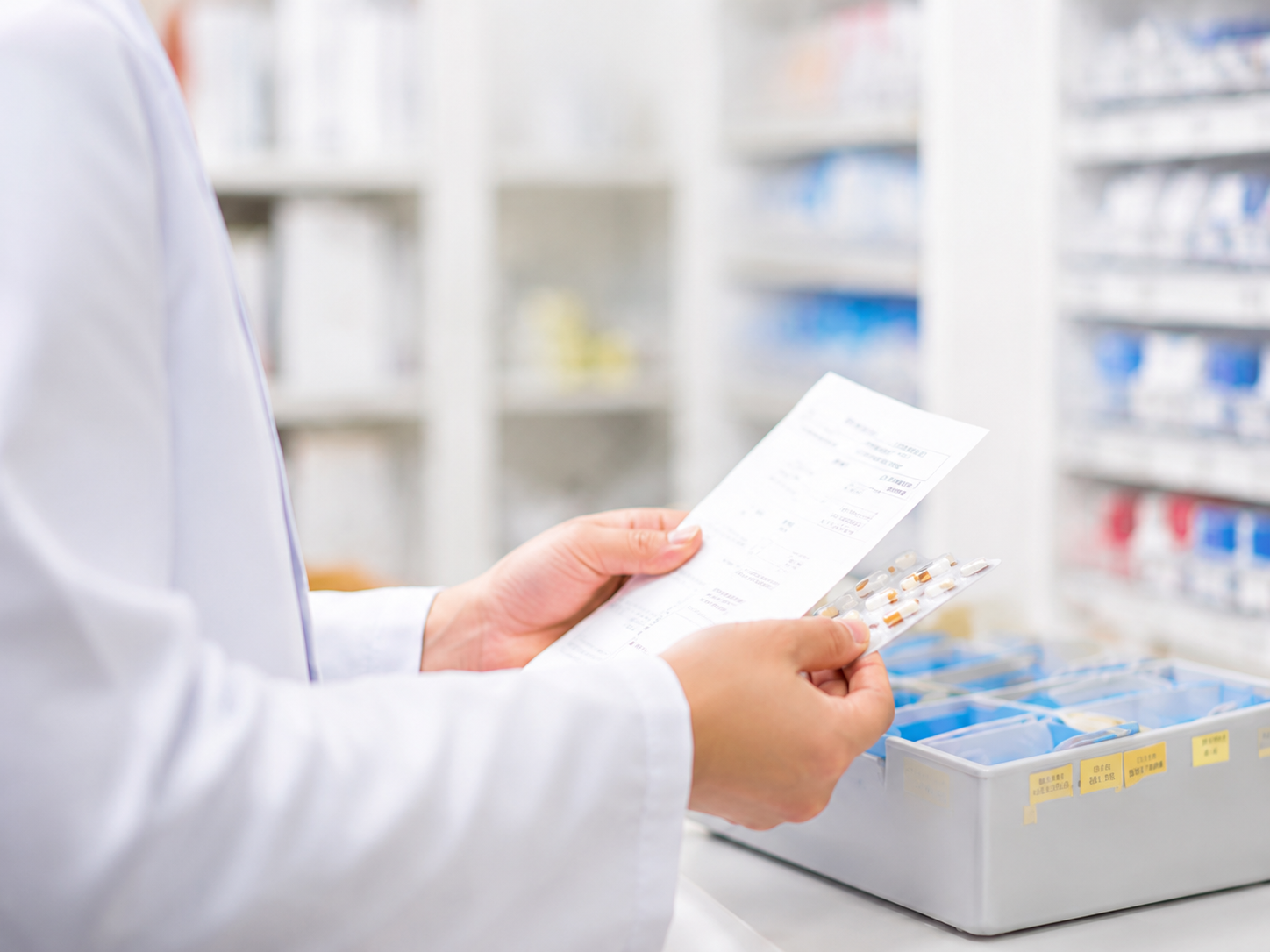 処方箋を確認する薬剤師