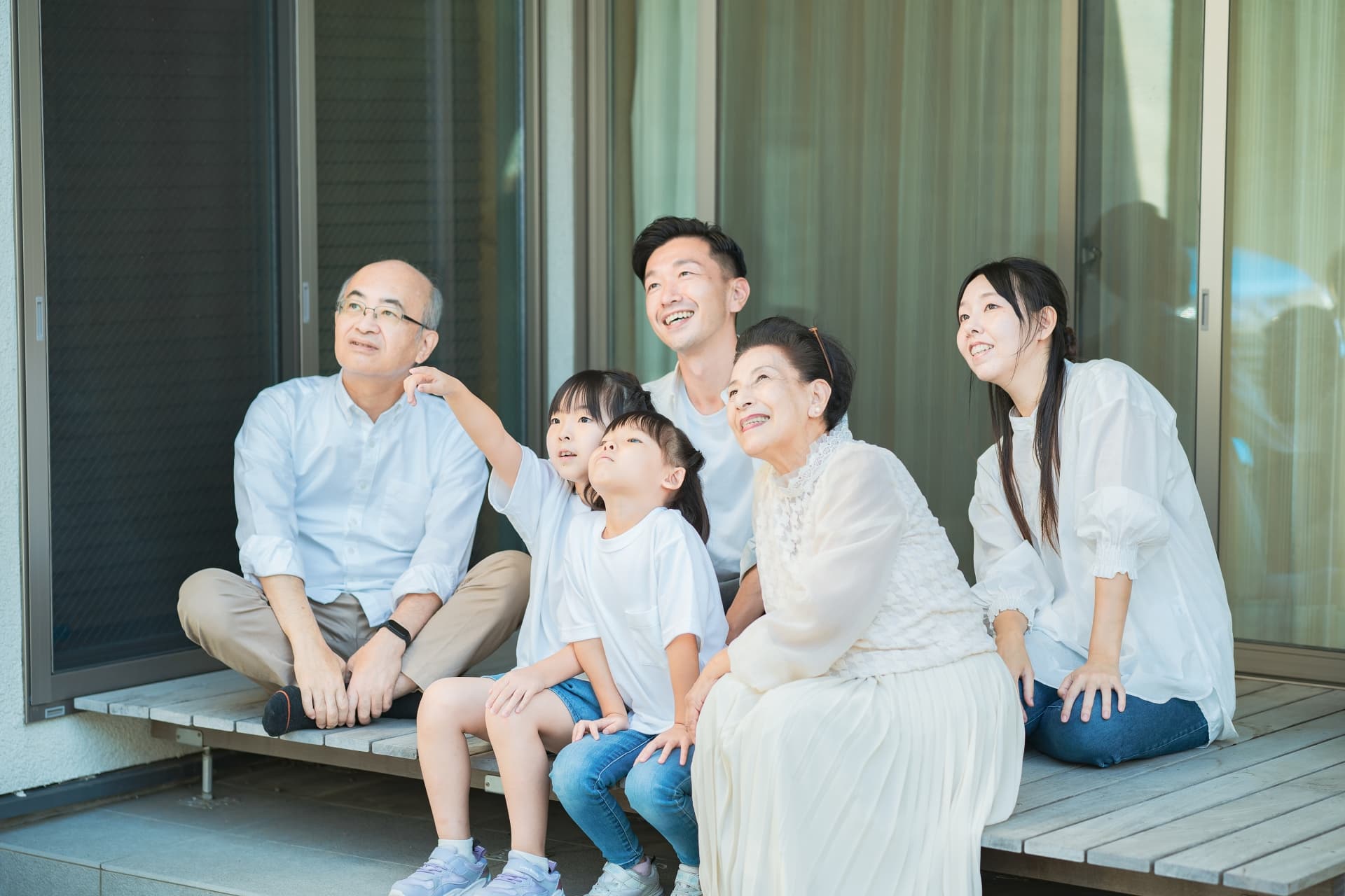縁側で寛ぐ家族