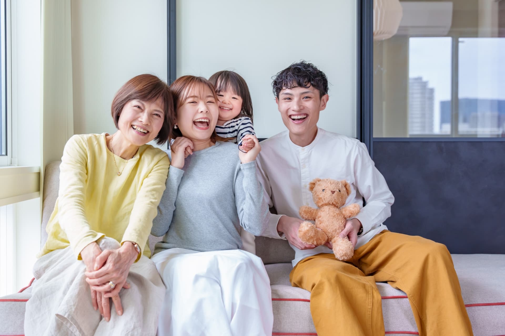 笑顔の三世代家族