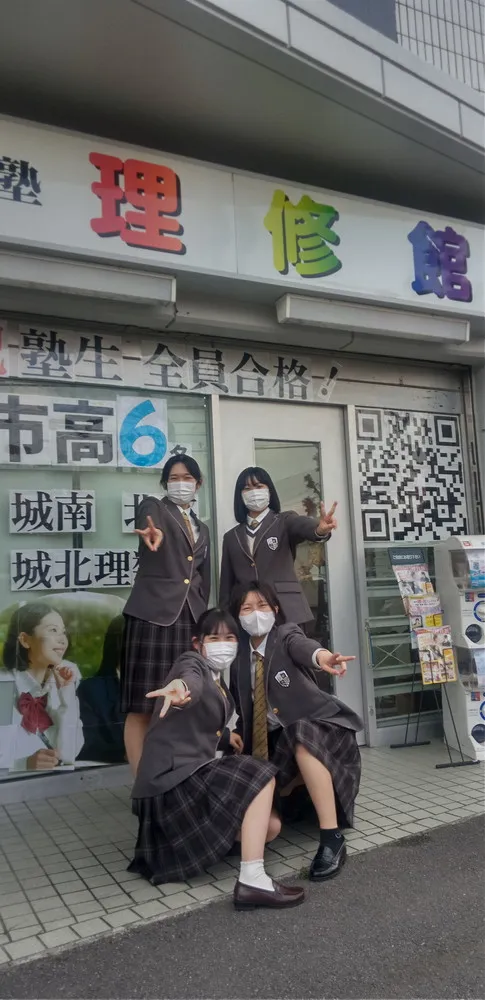 理修館の前で記念撮影する塾生
